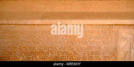 Hieroglyphen an der Wand im Grab der Idu in der Nekropole von Gizeh, Kairo, Ägypten. G 7102 oder die Idu Mastaba, liegt östlich von Königin Hetepheres Pyramide in der Großen Pyramide komplex. Er war ein Beamter der sechsten Dynastie, wahrscheinlich während der Herrschaft von Pepi I. Er ist der Titel Griffel der Königlichen Dokumente' statt, Pepi ich Meryre (2332-2287 v. Chr.), als der dritte König der sechsten Dynastie regierte Stockfoto