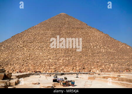 Die Große Pyramide von Gizeh (Cheops-pyramide oder Pyramide des Cheops); die älteste und größte der drei Pyramiden in Gizeh Pyramiden in Ägypten. Er ist die älteste der Sieben Weltwunder der Antike, und die Einzige, die weitgehend intakt zu bleiben. Um 2560 v. Chr. abgeschlossen. Stockfoto
