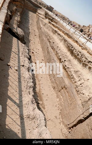 Solarboot Grube, Pyramiden von Gizeh Plateau, Ägypten, baute die Cheops-pyramide Schiff zu halten, (Solar Schiff), aus dem alten Ägypten, wurde in einer Grube in der Pyramide von Gizeh komplexe verschlossen, am Fuß der Großen Pyramide von Gizeh, um 2500 v. Chr.. Das Schiff ist jetzt in der Giza Solarboot Museum konserviert. Das Schiff war fast sicher für Khufu (König Cheops), die zweite Pharao der Vierten Dynastie des Alten Reiches in Ägypten gebaut. Stockfoto