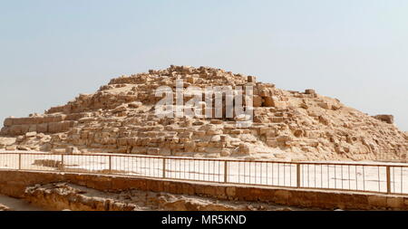 G1a die Pyramide des Hetepheres, einer der drei Königin Pyramiden im Osten der Großen Pyramide von Gizeh Cheops, in der Nekropole. Königin Hetepheres ich war die Königin von Ägypten während der vierten Dynastie in Ägypten (C. 2600 v. Chr.) Stockfoto