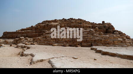 G1a die Pyramide des Hetepheres, einer der drei Königin Pyramiden im Osten der Großen Pyramide von Gizeh Cheops, in der Nekropole. Königin Hetepheres ich war die Königin von Ägypten während der vierten Dynastie in Ägypten (C. 2600 v. Chr.) Stockfoto