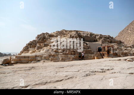 G1a die Pyramide des Hetepheres, einer der drei Königin Pyramiden im Osten der Großen Pyramide von Gizeh Cheops, in der Nekropole. Königin Hetepheres ich war die Königin von Ägypten während der vierten Dynastie in Ägypten (C. 2600 v. Chr.) Stockfoto
