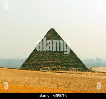 Die Pyramide des Menkaure, auf dem Plateau von Gizeh, Kairo, Ägypten, ist der kleinste der drei Pyramiden von Gizeh. Es wird gedacht, gebaut worden zu sein als das Grab der vierten Dynastie der ägyptischen Pharao Menkaure. ca. 2500 v. Chr. zu dienen Stockfoto