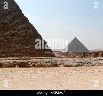 Die Pyramide des Menkaure, auf dem Plateau von Gizeh, Kairo, Ägypten, ist der kleinste der drei Pyramiden von Gizeh. Es wird gedacht, gebaut worden zu sein als das Grab der vierten Dynastie der ägyptischen Pharao Menkaure. ca. 2500 v. Chr. zu dienen Stockfoto