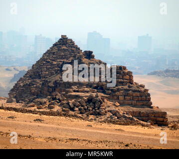 Ruiniert kleine Pyramiden stehen in der Nähe der Pyramide des Menkaure, auf dem Plateau von Gizeh, Kairo, Ägypten, ist der kleinste der drei Pyramiden von Gizeh. Es wird gedacht, gebaut worden zu sein als das Grab der vierten Dynastie zu dienen, ägyptischen Pharao Menkaure. ca. 2500 v. Chr.. Südlich von der Pyramide des Menkaure sind drei Pyramiden, die jeweils mit einem Tempel begleitet und haben eine Unterstruktur Stockfoto