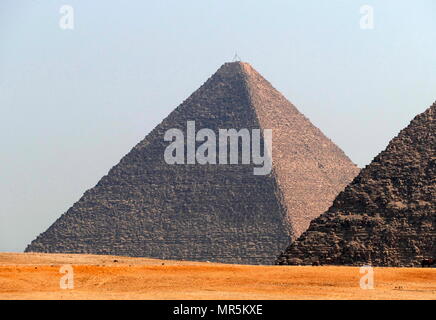 Die Große Pyramide von Gizeh (Cheops-pyramide oder Pyramide des Cheops); die älteste und größte der drei Pyramiden in Gizeh Pyramiden in Ägypten. Er ist die älteste der Sieben Weltwunder der Antike, und die Einzige, die weitgehend intakt zu bleiben. Um 2560 v. Chr. abgeschlossen. Stockfoto