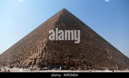 Die Große Pyramide von Gizeh (Cheops-pyramide oder Pyramide des Cheops); die älteste und größte der drei Pyramiden in Gizeh Pyramiden in Ägypten. Er ist die älteste der Sieben Weltwunder der Antike, und die Einzige, die weitgehend intakt zu bleiben. Um 2560 v. Chr. abgeschlossen. Stockfoto