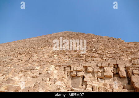 Die Große Pyramide von Gizeh (Cheops-pyramide oder Pyramide des Cheops); die älteste und größte der drei Pyramiden in Gizeh Pyramiden in Ägypten. Er ist die älteste der Sieben Weltwunder der Antike, und die Einzige, die weitgehend intakt zu bleiben. Um 2560 v. Chr. abgeschlossen. Stockfoto