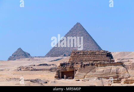 Die Pyramide des Menkaure, auf dem Plateau von Gizeh, Kairo, Ägypten, ist der kleinste der drei Pyramiden von Gizeh. Es wird gedacht, gebaut worden zu sein als das Grab der vierten Dynastie der ägyptischen Pharao Menkaure. ca. 2500 v. Chr. zu dienen Stockfoto