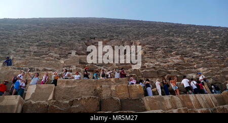 Touristische Aufstieg auf der Großen Pyramide von Gizeh (Cheops-pyramide oder Pyramide des Cheops) eingeben; die älteste und größte der drei Pyramiden in Gizeh Pyramiden in Ägypten. Er ist die älteste der Sieben Weltwunder der Antike, und die Einzige, die weitgehend intakt zu bleiben. Um 2560 v. Chr. abgeschlossen. Stockfoto