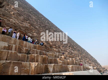 Touristische Aufstieg auf der Großen Pyramide von Gizeh (Cheops-pyramide oder Pyramide des Cheops) eingeben; die älteste und größte der drei Pyramiden in Gizeh Pyramiden in Ägypten. Er ist die älteste der Sieben Weltwunder der Antike, und die Einzige, die weitgehend intakt zu bleiben. Um 2560 v. Chr. abgeschlossen. Stockfoto