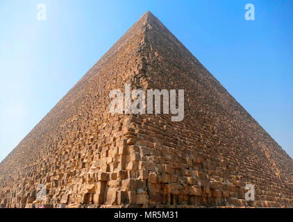 Die Große Pyramide von Gizeh (Cheops-pyramide oder Pyramide des Cheops); die älteste und größte der drei Pyramiden in Gizeh Pyramiden in Ägypten. Er ist die älteste der Sieben Weltwunder der Antike, und die Einzige, die weitgehend intakt zu bleiben. Um 2560 v. Chr. abgeschlossen. Stockfoto