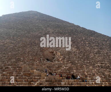 Touristische Aufstieg auf der Großen Pyramide von Gizeh (Cheops-pyramide oder Pyramide des Cheops) eingeben; die älteste und größte der drei Pyramiden in Gizeh Pyramiden in Ägypten. Er ist die älteste der Sieben Weltwunder der Antike, und die Einzige, die weitgehend intakt zu bleiben. Um 2560 v. Chr. abgeschlossen. Stockfoto