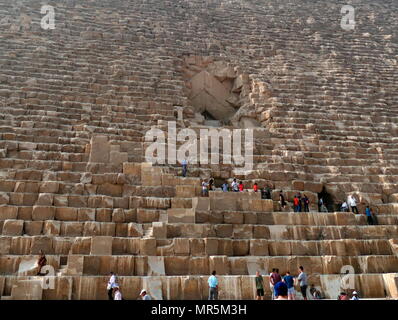 Touristische Aufstieg auf der Großen Pyramide von Gizeh (Cheops-pyramide oder Pyramide des Cheops) eingeben; die älteste und größte der drei Pyramiden in Gizeh Pyramiden in Ägypten. Er ist die älteste der Sieben Weltwunder der Antike, und die Einzige, die weitgehend intakt zu bleiben. Um 2560 v. Chr. abgeschlossen. Stockfoto