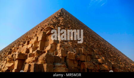 Die Große Pyramide von Gizeh (Cheops-pyramide oder Pyramide des Cheops); die älteste und größte der drei Pyramiden in Gizeh Pyramiden in Ägypten. Er ist die älteste der Sieben Weltwunder der Antike, und die Einzige, die weitgehend intakt zu bleiben. Um 2560 v. Chr. abgeschlossen. Stockfoto