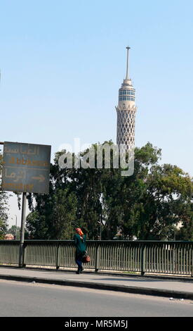 Der Kairo Tower (Burj Al-Qahira); Nassers Ananas; Beton Turm gelegen in Kairo, Ägypten. Bei 187 m (614 ft), ist das höchste Bauwerk in Ägypten und Nordafrika für über 50 Jahre gewesen; von 1954 bis 1961 erbaut, der Turm wurde von der ägyptischen Architekten Naoum Shebib konzipiert. Die teilweise offene lattice-work Design soll einen pharaonischen Lotus Pflanze, ein iconic Symbol des alten Ägypten zu wecken. Der Turm ist durch eine kreisrunde Aussichtsplattform und einem sich drehenden Restaurant mit Aussicht über größere Kairo gekrönt. Stockfoto