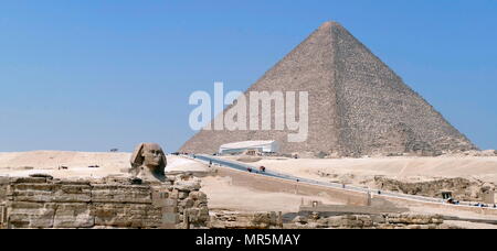 Die Große Sphinx von Gizeh. Kalkstein Statue eines liegenden Sphinx, ein Fabelwesen mit dem Körper eines Löwen und den Kopf eines Menschen. Direkt gegenüber von Westen nach Osten, es steht auf dem Plateau von Gizeh am Westufer des Nils in Gizeh, Ägypten. Das Antlitz der Sphinx wird allgemein angenommen, die den Pharao Khafre zu vertreten. Ausschneiden aus dem Gestein, die ursprüngliche Form des Sphinx wurde wiederhergestellt. Er misst 238 Fuß (73 m) lang (ca. 2558-2532 v. Chr.). Stockfoto