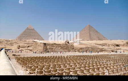 Die Große Sphinx von Gizeh gegen die Pyramide des Cheops. Kalkstein Statue eines liegenden Sphinx, ein Fabelwesen mit dem Körper eines Löwen und den Kopf eines Menschen. Direkt gegenüber von Westen nach Osten, es steht auf dem Plateau von Gizeh am Westufer des Nils in Gizeh, Ägypten. Das Antlitz der Sphinx wird allgemein angenommen, die den Pharao Khafre zu vertreten. Ausschneiden aus dem Gestein, die ursprüngliche Form des Sphinx wurde wiederhergestellt. Er misst 238 Fuß (73 m) lang (ca. 2558-2532 v. Chr.). Stockfoto