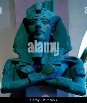 Statue des Echnaton (regierte C. 1351-1334 v. Chr.), ich achte Dynastie. In einer Reihe von kolossalen Statuen, die einmal eine Kolonnade in das Revier der Aten in Karnak gefüttert, diese Statue zeigt Amenophis IV. Die nemes Kopfschmuck von der Ostrich plumes traditionell Wom von Shu, der Gott der Luft überstieg das Tragen. Die Tempel in diesem komplexen wurden früh in diesem König regieren gebaut, und wurden bald nach seinem Tod abgebaut Stockfoto