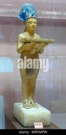 Vergoldete Statue von König Echnaton Ägypten. in Tel El Amarna, die Hauptstadt der Echnaton Ägypten gefunden. Echnaton, bekannt vor dem fünften Jahr seiner Herrschaft als Amenophis IV., war eine antike ägyptische Pharao der 18. Dynastie, die seit 17 Jahren regiert und starb vielleicht in 1336 v. Chr. oder 1334 v. Chr.. Er stellte die monotheistische Glaube in der Aten oder Sun Gott. Stockfoto