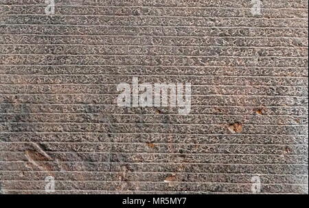 Sandstein Stele eingeschrieben in Meroitischen script. In einer Ruine südlich von Meroe gefunden. Es ist weitgehend nicht zu entziffern, aber die Namen der Königin und Prinz Amanirenas Akinidad sind erkennbar. Diese Herrscher lebte während der späten 1. centum BC, zum Zeitpunkt der Meroes in Konflikt mit den Römern. Sie hat deshalb vorgeschlagen, dass die Stele wurde eingerichtet, der Mereitic raid am ersten Katarakt Region unter der römischen Besatzung in 24 BC zu gedenken. Stockfoto