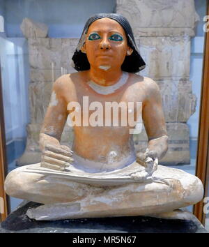 Malte Kalkstein Statue eines ägyptischen Schreiber sitzt im Schneidersitz eine offene Papyrusrolle. 5. Dynastie, Sakkara. Stockfoto