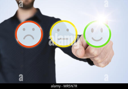 Mann im blauen Hemd berühren transparente Schnittstelle mit Rating smiley Buttons, Kundenfeedback Konzept Stockfoto