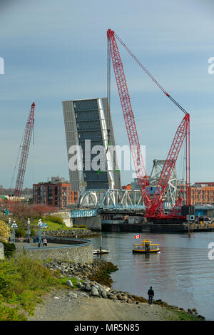 Große Industrie Kran Vorbereitung alte Johnson Street Bridge auf barge für Ausbau - Victoria, Britisch-Kolumbien, Kanada zu hissen. Stockfoto