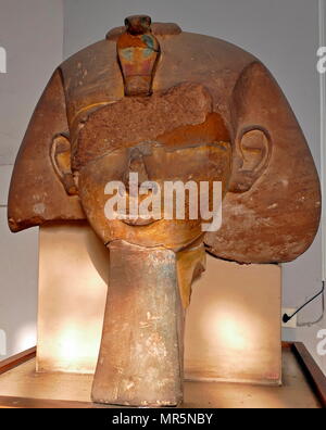 Stein Kopf von einer kolossalen Satzung einer 18. Dynastie Pharao, möglicherweise Königin Hatschepsut (1507 - 1458 v. Chr.), dem Fünften Pharao der achtzehnten Dynastie in Ägypten. Stockfoto
