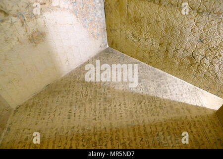 Die Reliefs in der Pyramide des Unas, in Sakkara, in der Nähe von Kairo in Ägypten. Es war für den Pharao Unas, die neunte und letzte König der fünften Dynastie in der Mitte des 24. Jahrhundert v. Chr. erbaut. die Pyramide des Unas ist der Erste, der die Texte an den Wänden der Grabkammern haben. Der Zauber dieser Pyramide Texte gedacht, um den toten König im Jenseits von Nutzen zu sein; einige wurden bei seinem Begräbnis Zeremonien rezitiert. Die Hieroglyphen in Unas "Pyramide sind mit feinem versenkten Relief eingeschnitten und blau lackiert, während die Decke des Sarkophags Kammer mit Sternen bedeckt ist Stockfoto