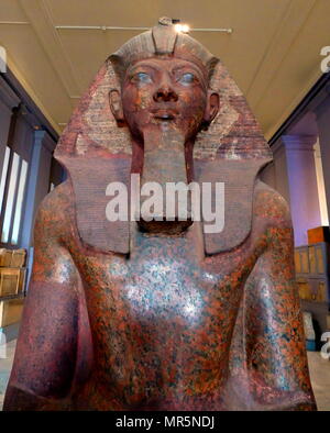 Roter Granit Statue der Königin Hatschepsut (1507 - 1458 v. Chr.), dem Fünften Pharao der achtzehnten Dynastie in Ägypten. Sie war die zweite historisch bestätigt weiblichen Pharao, wobei der erste Sobekneferu. Stockfoto