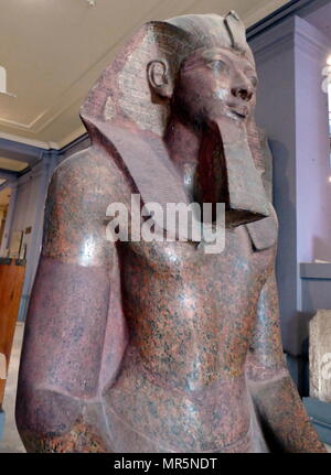 Roter Granit Statue der Königin Hatschepsut (1507 - 1458 v. Chr.), dem Fünften Pharao der achtzehnten Dynastie in Ägypten. Sie war die zweite historisch bestätigt weiblichen Pharao, wobei der erste Sobekneferu. Stockfoto