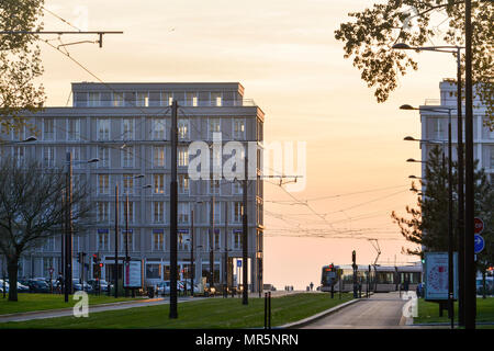 Le Havre (Normandie, Frankreich): das Tor "Porte Oceane" (vom Architekten Perret), zwei Türmen und zwei niedrigen Gebäuden symbolisiert der Transi Stockfoto