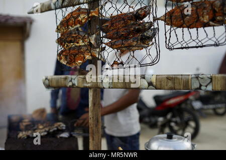 Essen Anbieter kocht und verkauft Grill Fisch auf dem Markt in der Stadt Banda Aceh Stockfoto