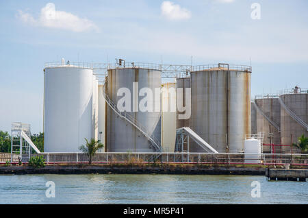 Speicher und der Öltank in industriellen Fabrik Anlage. Stockfoto