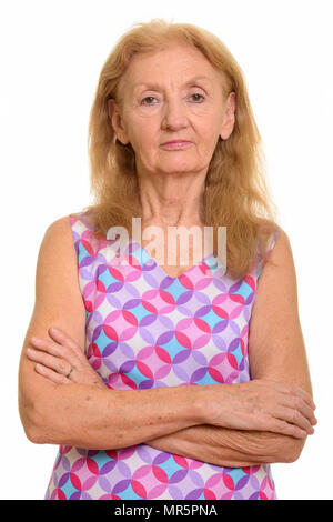 Studio shot der älteren Frau mit gekreuzten Armen Stockfoto