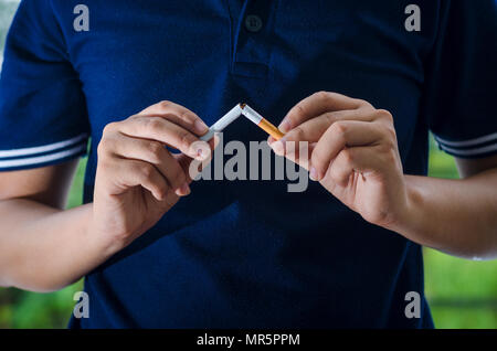 Weltnichtrauchertag Männer Zigarettenpause und einer Zigarette senden Stockfoto