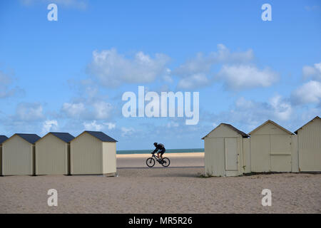 La Tranche-sur-Mer (Normandie, Frankreich): Mann, Radfahren am Strand und Beach Houses Stockfoto