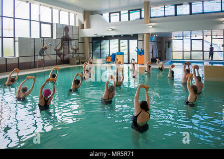 La Tranche-sur-Mer (Normandie, Frankreich): Wassergymnastik im Schwimmbad mit Meerwasser im Thalazur Thalassotherapie-zentrum Stockfoto