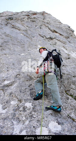 Bergführer am Anfang einer steilen Klettersteig in den Schweizer Alpen Stockfoto