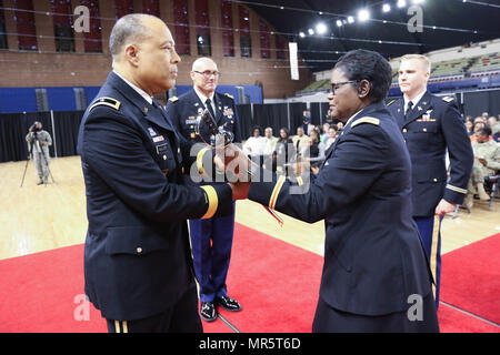 Chief Warrant Officer 5 Janice L Fontanez, Command Chief Warrant Officer, District Of Columbia Nationalgarde, übergibt den Säbel an Generalmajor William Walker handeln Kommandierender General, D.C. Nationalgarde, bedeutet den Verzicht auf Verantwortung 7. Mai 2017, D.C. Armory, Washington, D.C. Fontanez, ein ehemaliges Mitglied des Corps der Armee Frauen, war der D.C. Nationalgarde vierten CCWO und zieht sich nach mehr als 41 Jahre des militärischen Services. (US Army National Guard Foto von Sgt. Jennifer Amo/freigegeben) Stockfoto