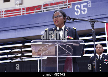 Chief Warrant Officer 5 Janice L Fontanez, ausgehende Command Chief Warrant Officer, District Of Columbia Nationalgarde gibt Bemerkungen während eine Abschiedsfeier statt ihr zu Ehren, 7. Mai 2017. Fontanez spricht über ihre mehr als 41 Dienstjahre und ermutigt andere Service-Mitglieder, ihre Karriere und Leben Ziele anzustreben. Fontanez, ein ehemaliges Mitglied des Corps der Armee Frauen, war der D.C. Nationalgarde vierten Command Chief Warrant Officer und zieht sich nach mehr als 41 Jahre des militärischen Services. (US Army National Guard Foto von Sgt. Jennifer Amo/freigegeben) Stockfoto