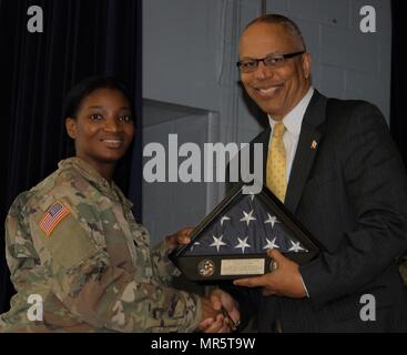 US Armee Sgt. Christine Clark (links), erhält ein Soldat der Armee-Reserve und Warrant Officer Kandidat zugewiesen der North Capital Region Cyber Schutz Center, Armee Reserve Cyber Operations Group (ARCOG), 335th Signal Befehl (Theater), eine US-Flagge von Lt. Governor Boyd Rutherford, der Leutnant-Gouverneur von Maryland, während eine Heimat Willkommenszeremonie April 2 in Fort Meade, Maryland. Clark, der mit der NCRCPC Abteilung 21 bereitgestellt wurde, absolvierte eine Tour in Kuwait, wo die Ablösung Cyber-Missionen und Ausbildung im Rahmen der US-Armee Central Command durchgeführt. (US Army Reserve Foto von Sgt. Stockfoto