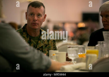 Brig. General David Maxwell interagiert mit anderen Teilnehmern während der Nationalen Tag des Gebetes Feier auf der Marine Corps Base Camp Lejeune, 4. Mai 2017. Eine Mahlzeit vor der Zeremonie serviert, damit die Teilnehmer das Gebet und der Grund für die Feier des Tages zu besprechen. Maxwell ist der Kommandant der 2. Marine Logistics Group. (U.S. Marine Corps Foto: Sgt. Melodie Snarr) Stockfoto