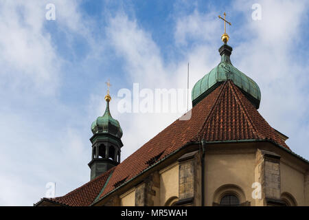 Detail der Architektur der Dach und die Türme der Kirche des Heiligen Geistes in Prag, Tschechische Republik. Bewölkter Himmel. Stockfoto