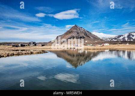 Der Berg Stapafell reflektiert in einem Pool bei Arnarstapi auf der Halbinsel Snaefellsnes, Island. Stockfoto