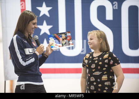 U.S. Olympic Schwimmer Katie Meili hat ein Foto geschickt, um ihr von dem Mädchen neben ihr während der Olympischen Spiele in Rio nach Beantwortung von Fragen während eines USO Show am Naval Support Aktivität Neapel in Neapel, Italien, 31. März 2017. US Air Force General Paul J. Selva, stellvertretender Vorsitzender der Joint Chiefs Of Staff, zusammen mit USO Entertainer, besuchte Service-Mitglieder, die außerhalb der kontinentalen USA an verschiedenen Standorten auf der ganzen Welt stationiert sind.  Das diesjährige Entertainer inklusive Country-Musiker Craig Morgan, mixed martial arts Dominick Cruz, Küchenchef Robert Irvine, Mentalist Jim Karol und Meili. (DoD Foto b Stockfoto