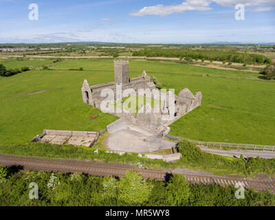 Landschaftlich schöne alte Ruinen der Abtei in Clare County Clare, Irland. Irische ländliche Landschaft mit alten Irischen religiösen Abtei in Verfall. Stockfoto