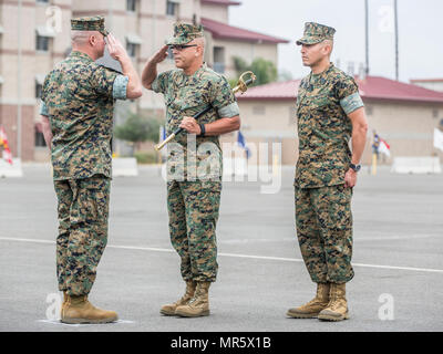 Us Marine Corps Sgt. Maj. Christopher Slattery, Sgt. Maj. des 3. Assault Amphibian Bataillon, 1st Marine Division, begrüßt Oberstleutnant William O'Brien während seiner Entlastung und Ernennung und Pensionierung Zeremonie am Camp Pendleton, Calif., 5. Mai 2017. Sgt. Maj. Slattery sein Amt als Sgt. Maj. des 3. Assault Amphibian Bataillon, 1st Marine Division, bevor er nach ehrenvoll, das für 30 Jahre. (U.S. Marine Corps Foto von Lance Cpl. Quavaungh Zeiger) Stockfoto