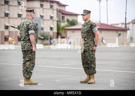 Us Marine Corps Oberstleutnant William O'Brien, kommandierender Offizier der 3. Assault Amphibian Bataillon, 1st Marine Division, und Sgt. Maj. Max Garcia, der neu ernannte Sgt. Maj. des 3. Assault Amphibian Bataillon, 1st Marine Division, steht an Aufmerksamkeit während eine Erleichterung und Ernennung und Pensionierung Zeremonie für Sgt. Maj. Christopher Slattery in Camp Pendleton, Kalifornien, 5. Mai 2017. Sgt. Maj. Slattery sein Amt als Sgt. Maj. des 3. Assault Amphibian Bataillon, 1st Marine Division, bevor er nach ehrenvoll, das für 30 Jahre. (U.S. Marine Corps Foto von Lance Cpl. Quavaungh Po Stockfoto